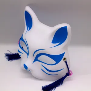 Masque de renard en PVC blanc et bleu style japonais gros plan pour fête d'Halloween.