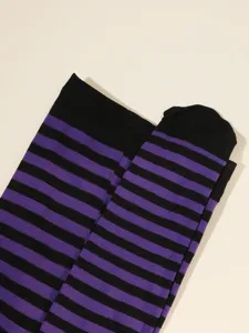 Medias a rayas moradas y negras, diseño de rayas clásico para uso diario y fiestas.