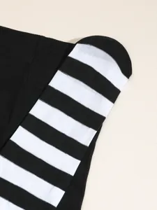 Primer plano detallado de la textura de los calcetines a rayas en blanco y negro.
