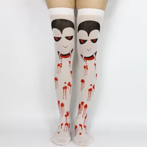 Vista detallada de medias blancas por encima de la rodilla con estampado de vampiro.