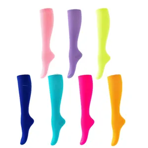 Calcetines deportivos de compresión con rayas verticales coloridos en tonos muy vivos.