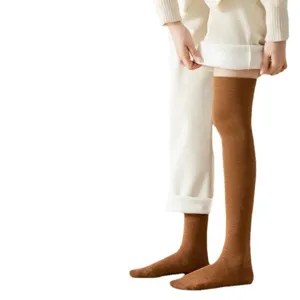 Detailansicht brauner Overknee-Kompressionssocken, warme Winter-Schenkelstrümpfe
