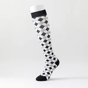 Karierte Kniestrümpfe für Damen schwarz weiß Argyle Muster College Stil Winter Langsocken