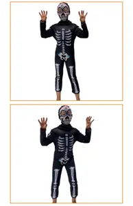 Dettaglio costume scheletro Halloween per bambini con tuta stampata e maschera abbinata.