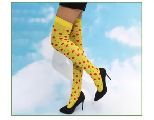 Gelbe Overknee-Socken mit roten und grünen Punkten im Detailfoto, elastisch und bequem.