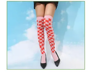 Gros plan détaillé sur le magnifique motif à carreaux rose et rouge des chaussettes hautes.
