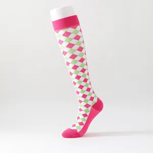 Detailaufnahme von Damen Kniestrümpfen im Rautenmuster mit rosa, grünen Akzenten.