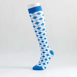Blau-weiße Argyle Kniestrumpf Detail, süße lange Baumwollsocken im College-Stil für Damen.