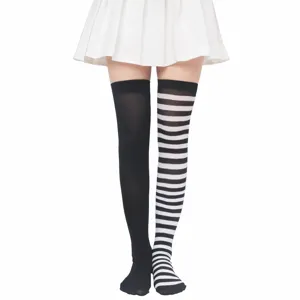 Calze lunghe a righe di Halloween, collant asimmetrici neri e bianchi sopra il ginocchio.