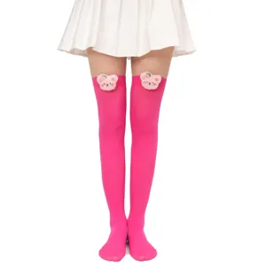 Calcetines altos rosas sobre la rodilla con bonitos adornos de ositos de peluche dulces.