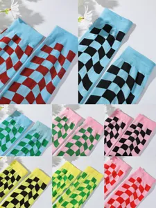 Vue de détail de chaussettes longues à motif de damier déformé en plusieurs coloris vibrants.