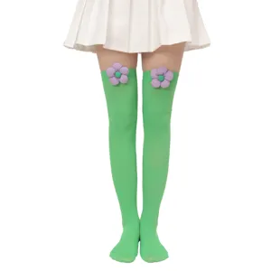 Calcetines altos verdes con bonitos detalles florales morados, estilo de moda elegante.
