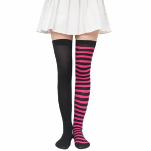 Calze sopra il ginocchio a righe di Halloween, calze spaiate nero e rosa accessorio per feste.