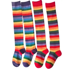 Vue détaillée de chaussettes hautes colorées à rayures arc-en-ciel, tricot doux.