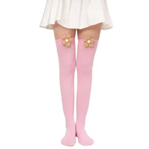 Calcetines altos rosas sobre la rodilla con flores de tela para un estilo dulce y diario.