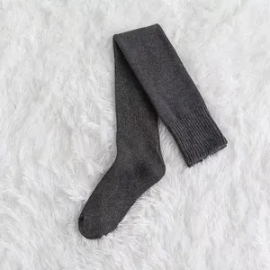 Dunkelgraue Overknee-Strickstrümpfe Detailansicht, weiche Textur für warme Beine.