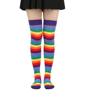 Chaussettes genoux rayées arc-en-ciel détail, bas en tricot coloré pour mode cosplay quotidienne.