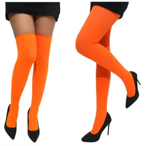 Leuchtende neonorange Overknee Strümpfe für Damen, modische und auffällige lange Socken.