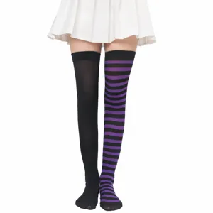 Calze a righe sopra il ginocchio, calzettoni asimmetrici per festa e costume di Halloween.