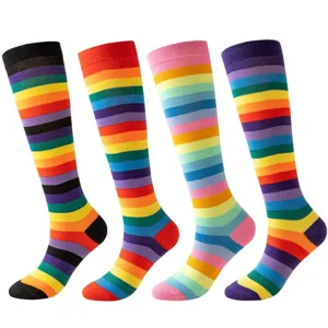 Calcetines altos de rayas de arcoíris para mujer, ideales para cosplay, fiestas y uso diario.
