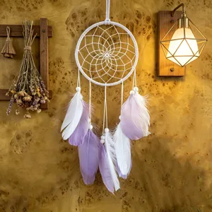 Handgefertigter weißer Traumfänger mit lila Federn, Boho Wandbehang Dekoration für das Zuhause.