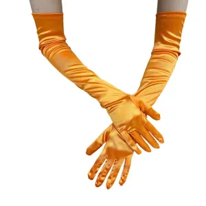 Detailaufnahme lange Satinhandschuhe in leuchtendem Orange für elegante Abendfeste.