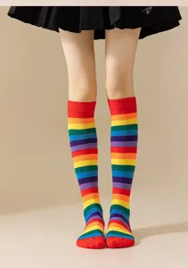 Calcetines altos a rayas de colores para mujer arcoíris cosplay fiesta suaves