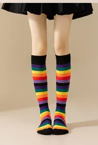 Vista detallada de calcetines hasta la rodilla a rayas arco iris, diseño para fiesta.