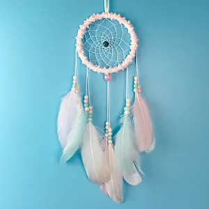 Attrape-rêves rose fait main mural mural avec de jolies plumes et perles pour votre belle déco.
