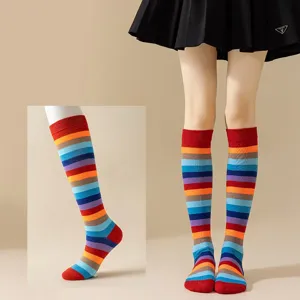 Calcetines altos a rayas de colores para mujer, perfectos para cosplay, fiestas y uso diario.