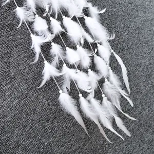 Ciondolo sospeso con dettaglio di piume di acchiappasogni bianco decorazione