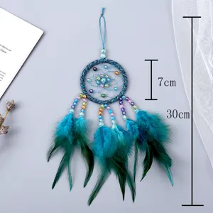 Handgemachter blauer Traumfaenger Windspiel Wandbehang Deko mit Federn und Perlen.