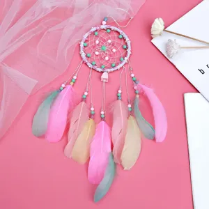 Atrapasueños rosa hecho a mano para colgar con plumas y cuentas para decoración de pared