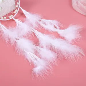 Handgemachter weißer Federn Traumfänger Detail, elegante Boho Wandbehang Deko für Zuhause.