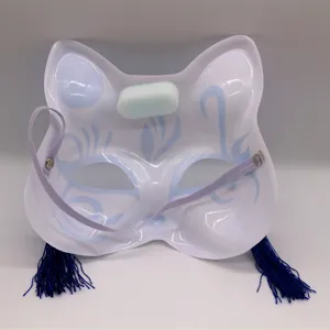 Vue détaillée du dos du masque renard PVC blanc avec sangle élastique et pompons bleus.