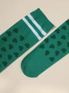 Calcetines hasta la rodilla verdes con tréboles y rayas para fiesta de San Patricio detalle.