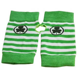 Guantes sin dedos a rayas verdes y blancas con trébol para el día de San Patricio.
