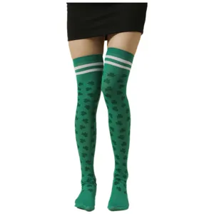Largos calcetines altos verdes de San Patricio con estampado de trébol y rayas blancas.