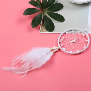 Attrape-rêves blanc artisanal en pierre de cristal avec plumes pour déco intérieure.