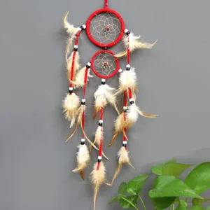 Atrapasueños colgante de doble anillo hecho a mano con plumas rojas para decoración de pared
