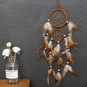 Atrapasueños de múltiples anillos hecho a mano con plumas y cuentas, ideal decoración de pared.