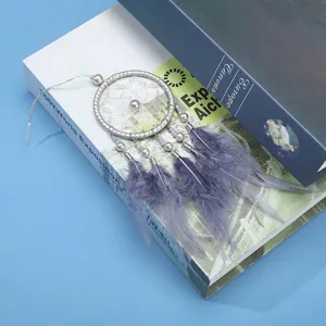 Silberner Traumfänger Hängend Dekoration mit Federn und Perlen, ideales Geschenk.
