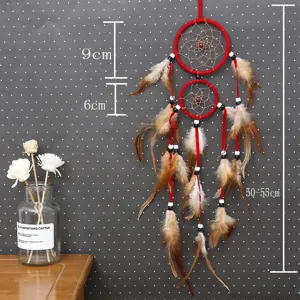 Atrapasuenos rojo hecho a mano para colgar con plumas y cuentas para decoracion del hogar.