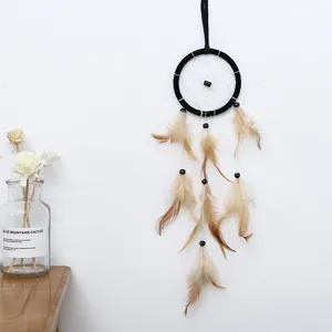 Handgemachter Traumfänger Detailaufnahme mit Federn, schwarzer Ring für Wandbehang Zimmerdekor.