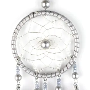 Nahaufnahme Detail des silbernen Traumfaenger Haengeornaments mit eleganten Perlen.