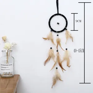 Handgemachter schwarzer Traumfänger Wandbehang mit Federn und Holzperlen für Zimmerdekoration.
