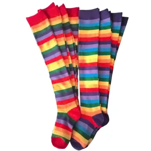Chaussettes hautes rayées multicolores arc-en-ciel, idéales pour fêtes et cosplay de scène.