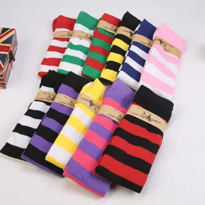 Vue détaillée de chaussettes rayées colorées, présentant diverses combinaisons.
