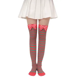 Calcetines largos a rayas rojas y verdes navideños con un lindo lazo de lunares decorado.