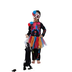 Kinder Buntes Skelett Halloween Kostuerm Set mit Tuellkleid, Gesichtsmaske und Puppe.